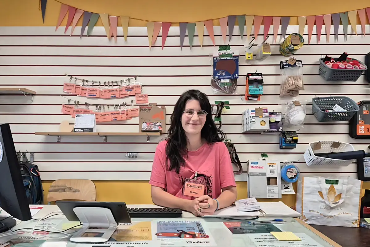 Marion &agrave; l'accueil de l'Outilleriez