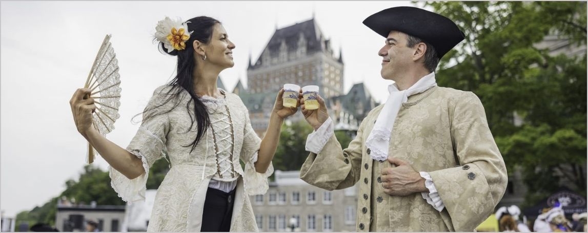 Figurants en costume d’époque devant le Château Frontenac