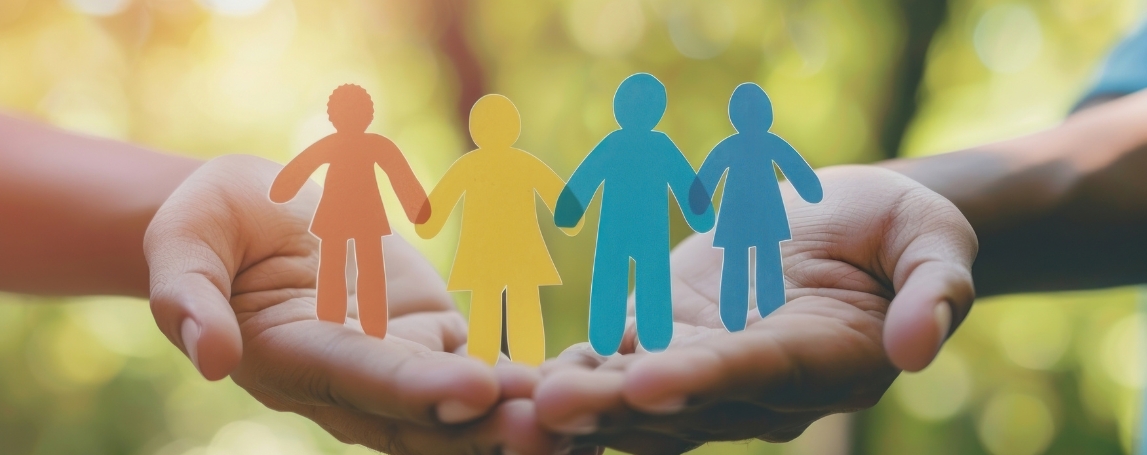 Banderole représentant des humains différents et tenue entre deux mains.