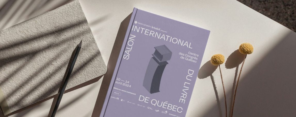 Livre avec une page couverture à l'effigie du Salon du livre de Québec.