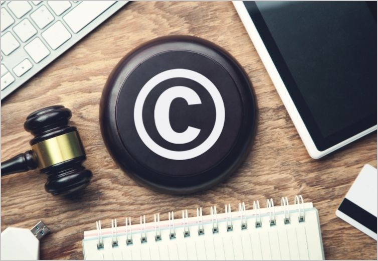 Sigle du droit d'auteur © et maillet de justice sur un bureau