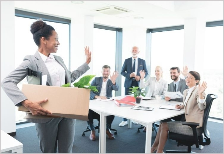 Femme qui salue ses coll&egrave;gues de la main