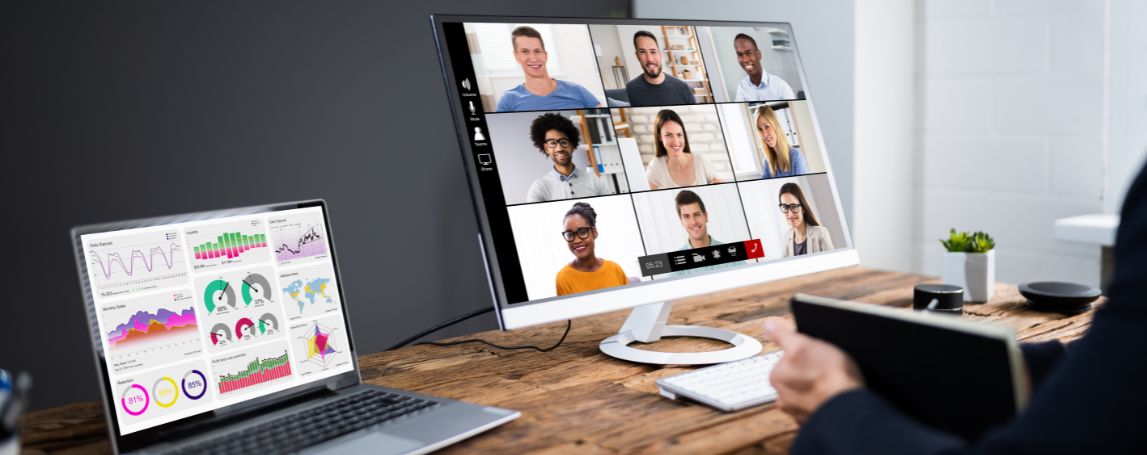 Personne regardant un webinaire sur son ordinateur
