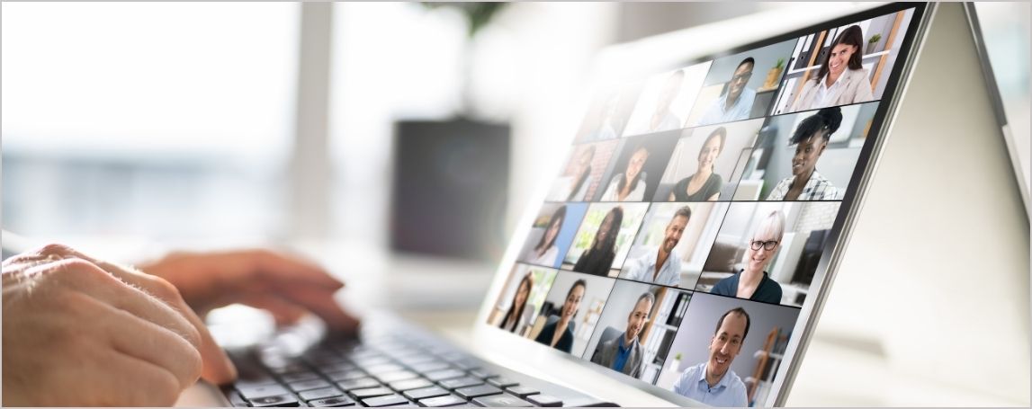 Personne devant un ordinateur, participant &agrave; un webinaire