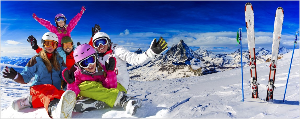 Une famille prenant la pose sur une montagne.