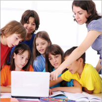 Groupe d'enfants et une enseignante devant un portable