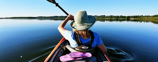 Femme faisant du kayak sur un lac