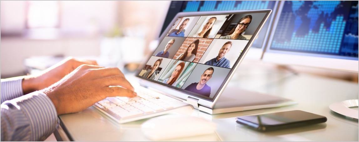 Personne participant &agrave; une conf&eacute;rence en ligne sur son ordinateur