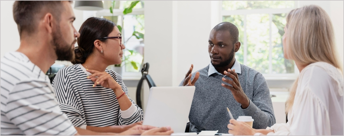 Groupe de personnes qui discutent dans un contexte professionnel