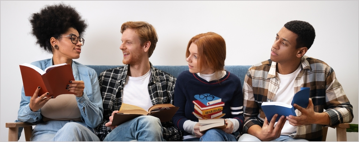 Groupe de personnes lisant des livres sur un divan