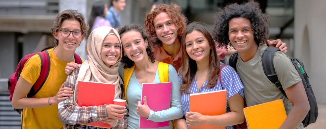 Adolescents souriants avec leur mat&eacute;riel scolaire