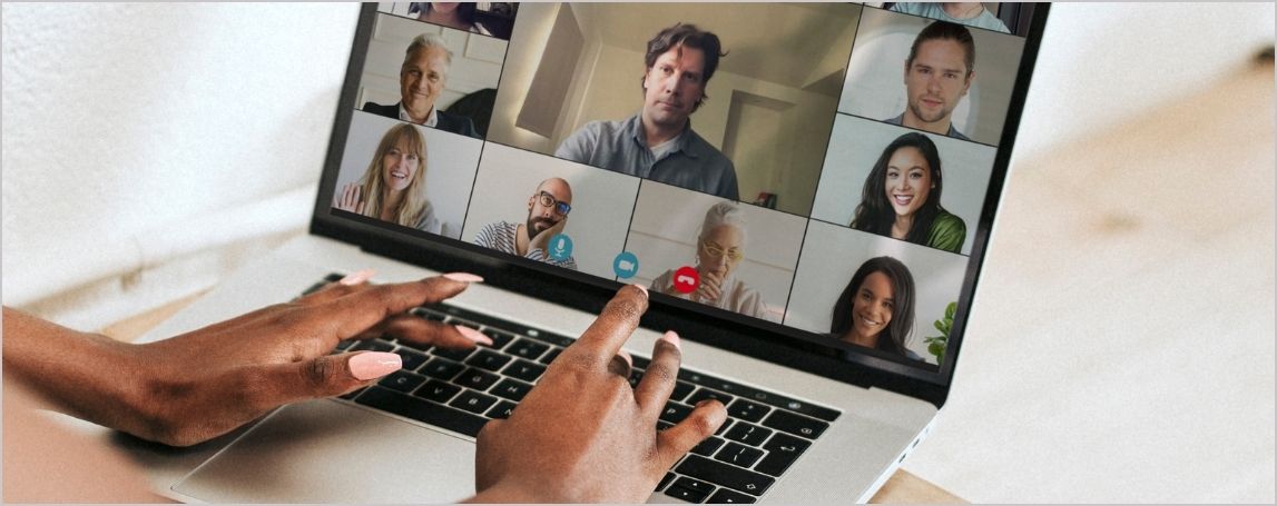 Personne participant &agrave; une rencontre virtuelle devant son clavier