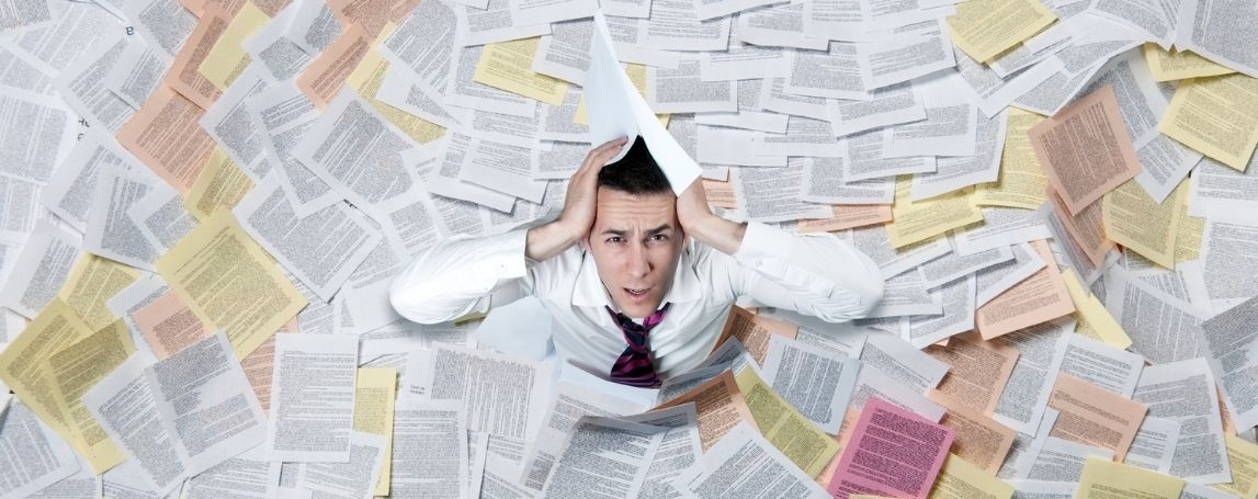 Employé de bureau enseveli sous les documents