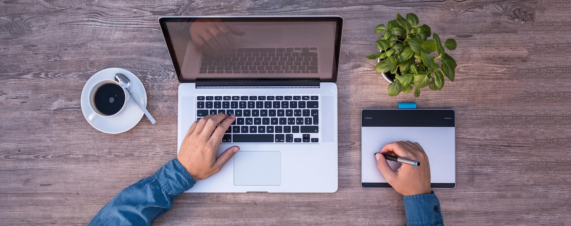Personne participant à une conférence en ligne sur son ordinateur