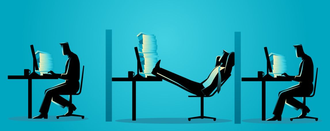 Trois employés de bureau : deux travaillent, un est au repos