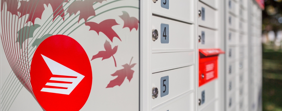 Boîtes postales vues de profil avec le logo de Postes Canada.