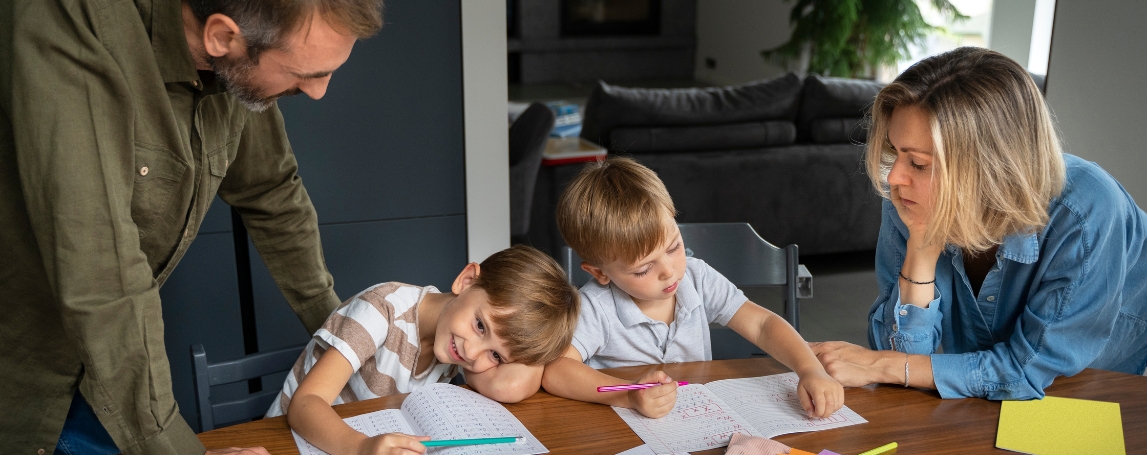 Des parents qui aident leurs enfants à faire leurs devoirs