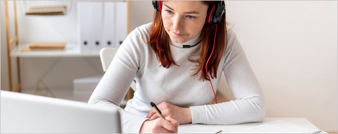 Une femme qui écoute une présentation en ligne