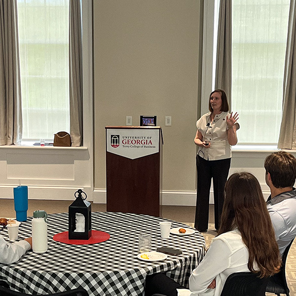 Kristen Taylor talks to a group of students sitting at tables in Steling Study